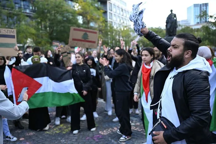 In Frankfurt setzten sich die Demonstranten über ein Verbot durch die Polizei hinweg.
