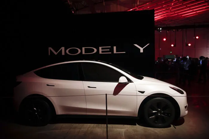 Das Model Y soll Tesla mit einem Preis ab 39.000 Dollar (34.528,55 Euro) vor Steuern und Elektroautovergünstigungen weiter in einen breiteren Markt bringen.