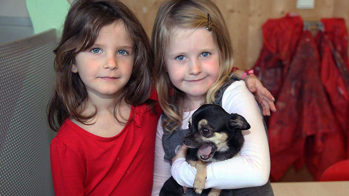 Mit Hund Daisy ist das Warten auf Weihnachten kurzweiliger: Valentina und Larissa (von links)