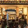 Münchner Sicherheitskonferenz 2024, Polizei sichert das Hotel Bayerischer Hof, München, 15. Februar 2024 Deutschland, München, Februar 2024, Münchner Sicherheitskonferenz 2024, vom 16.-18. Februar im Hotel Bayerischer Hof, mehr als 5.000 Polizeikräfte sind im Einsatz, um die 60. Münchner Sicherheitskonferenz zu sichern, Abend, Bayern, *** Munich Security Conference 2024, police secure the Hotel Bayerischer Hof, Munich, February 15, 2024 Germany, Munich, February 2024, Munich Security Conference 2024, from February 16 18 at the Hotel Bayerischer Hof, more than 5,000 police officers are on duty to secure the 60 Munich Security Conference, evening, Bavaria,