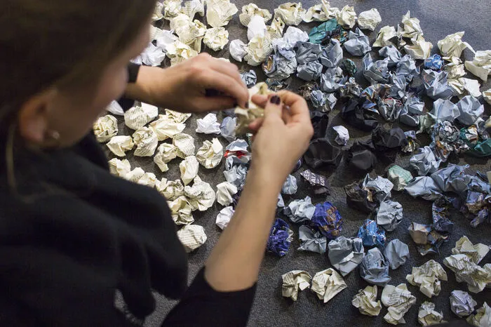 Mit alten Materialien wie Papier haben FH-Studenten die Schaufenster aufgewertet und kreativ gestaltet. Klicken Sie sich durch: