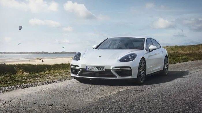 Das äußerst tatkräftige Team aus 4-Liter-V8 (550 PS) mit doppelter Aufladung und Elektromotor (100 kW) im Porsche Panamera Turbo S E-Hybrid Sport schupft den 2,3-Tonnen-Kombi mit ihren 680 PS Systemleistung als wäre er ein Matchbox-Auto.