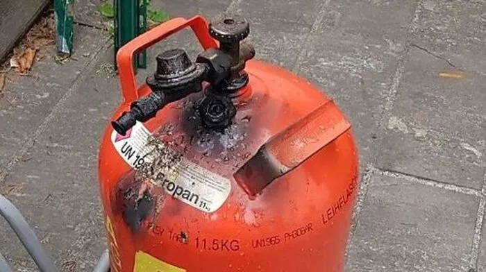 Die Gasflasche geriet aus ungeklärter Ursache in Brand