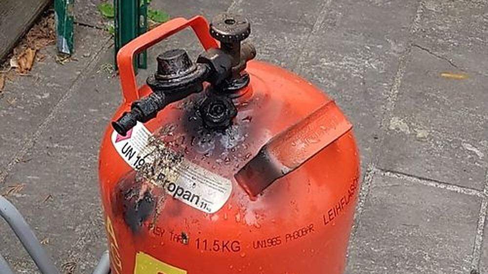 Die Gasflasche geriet aus ungeklärter Ursache in Brand