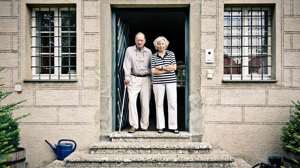Alice Harnoncourt mit ihrem Mann Nikolaus 2015 vor ihrem Haus am Attersee