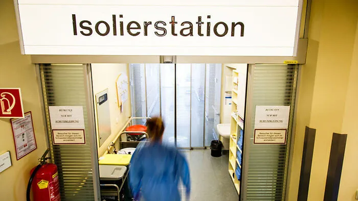 Im Spital Leoben ist ein Obersteirer mit einem multiresistenten Keim infiziert worden. Die Krankheit ist praktisch nicht nur unheilbar, sondern auch auf andere Menschen übertragbar. Mehr dazu
