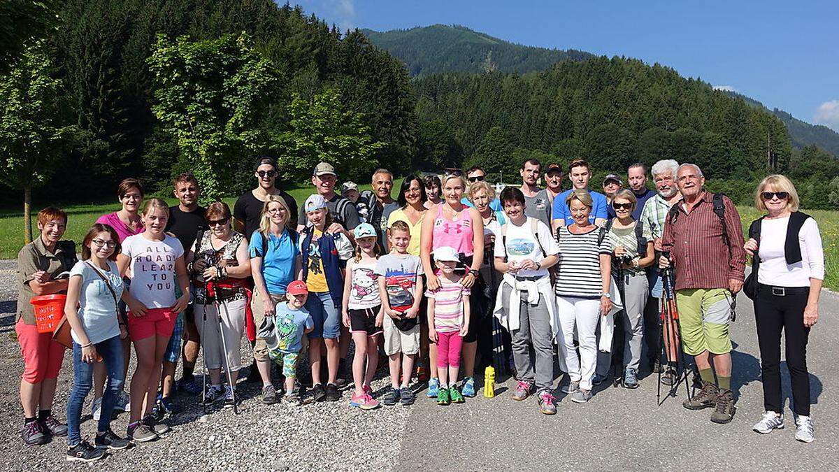 Tamara Tippler mit ihren Fans bei der Wanderung am Samstag in Mautern