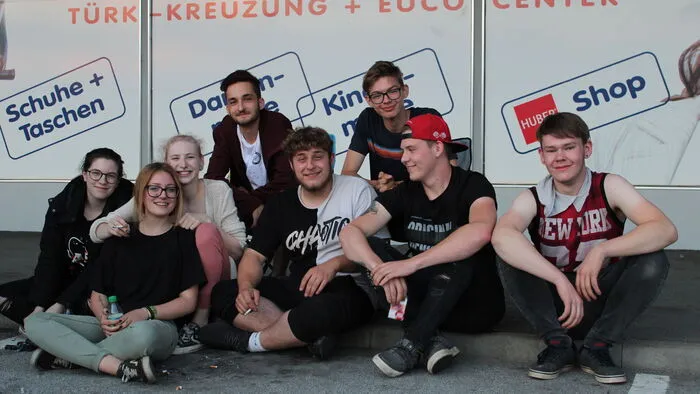 Anderswo wird auf den Parkplätzen Party gefeiert - in Wolfsberg treffen sich Jugendliche bei Mineralwasser und ohne Musik zum "Ratschen".