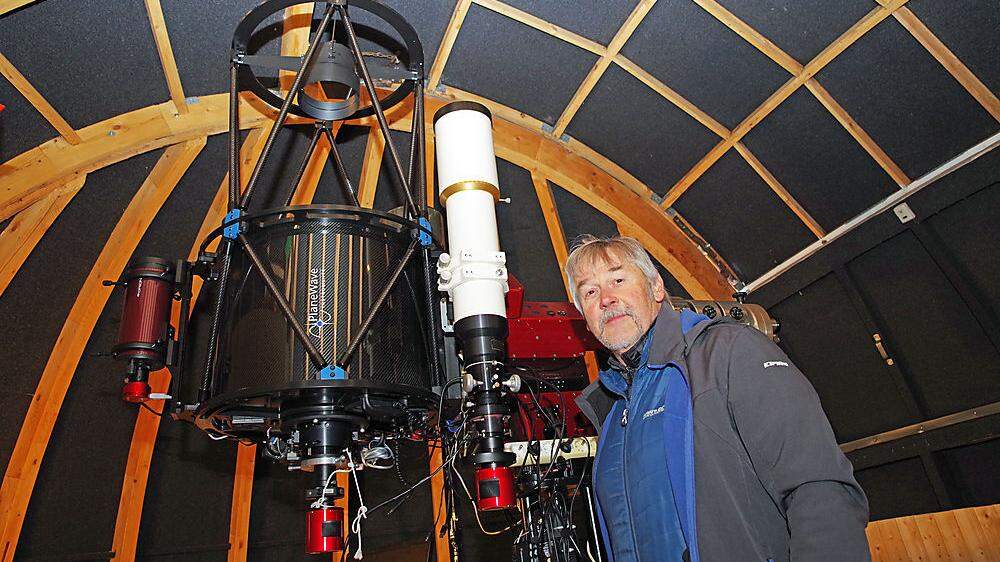 Günther Eder mit seinem 52-Zentimeter-„Planewave“-Spiegelteleskop, das er 2009 aus den USA holte