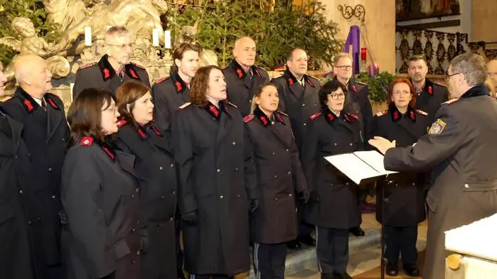 Der Polizeichor Kärnten (Leitung Ernst Pollheimer) lud am Wochenende unter Obmann Bernd Kuess zum Adventkonzert in den Dom zu Gurk. Der Chor, bekannt für seine ausdrucksstarken Darbietungen und seine besondere Verbindung zur Region, bot den zahlreich erschienenen Besuchern ein musikalisches Highlight zur Einstimmung auf das Weihnachtsfest.