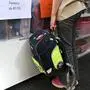 ABD0029_20250818 - WIEN - ÖSTERREICH: ++ THEMENBILD ++ Illustration zu den Themen Schule / Schulbeginn / Schulstart / Schulartikel / Bildung. Im Bild: Ein Kind hält einen Schulrucksack aufgenommen am Montag, 18. August 2025, im carla Mittersteig in Wien. - FOTO: APA/HELMUT FOHRINGER
