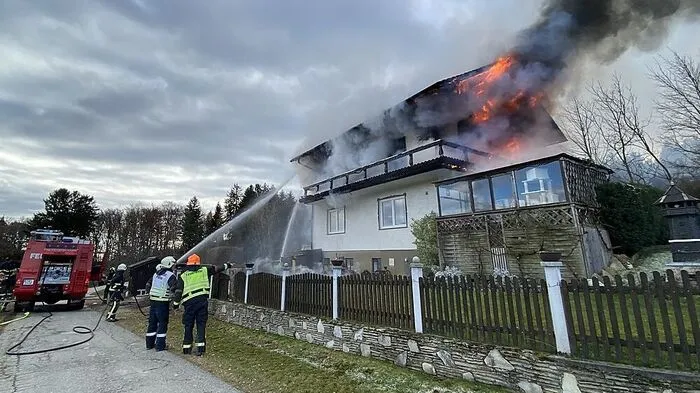 In Pöllau bei Hartberg wurde der erste Stock eines Wohnhauses durch Feuer schwer beschädigt. Ausgelöst wurde der Brand womöglich durch nicht richtig entsorgte Zigarettenreste. >> Zum Artikel <<
