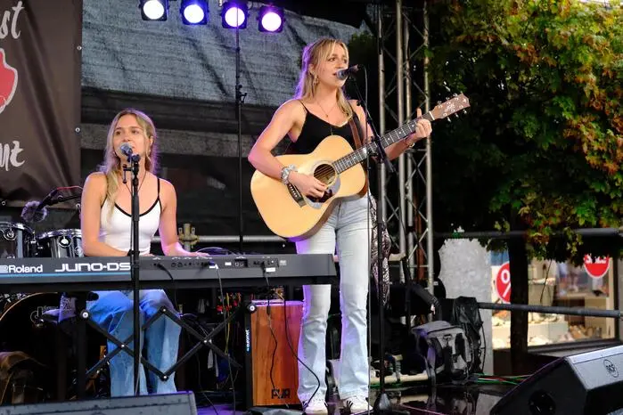 Eva & Moni legten am Johannesplatz trotz des Regens los