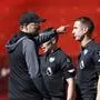 Referee David Coote diskutiert mit Ex-Liverpool-Coach Jürgen Klopp