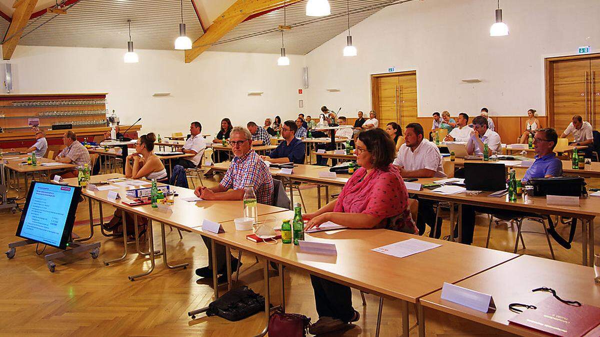 Um die Abstände einhalten zu können, agte der Gemeinderat auch diesmal in der Festhalle Parschlug