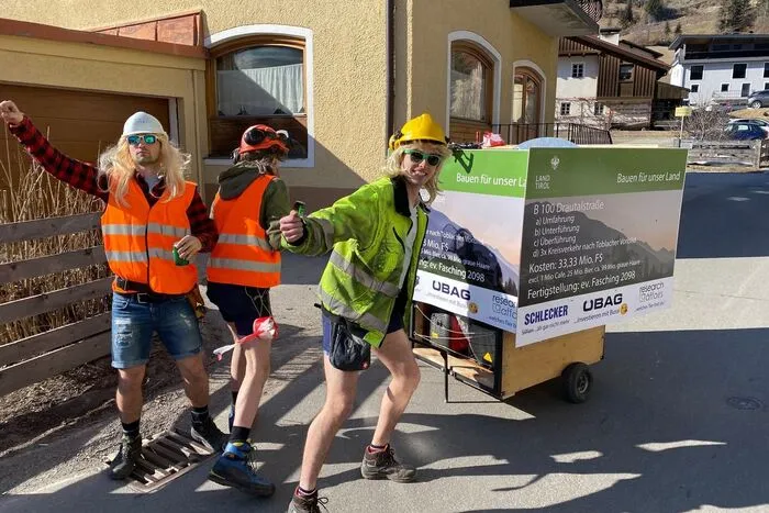 ... Indes haben die Arbeiten für die Umfahrung Sillian schon begonnen. Geplante Fertigstellung: Fasching 2098. Mit an Bord: prominente Unterstützer...