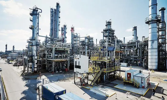 Die OMV gewinnt aus 100 Kilogramm altem Plastik an die 100 Liter Rohöl