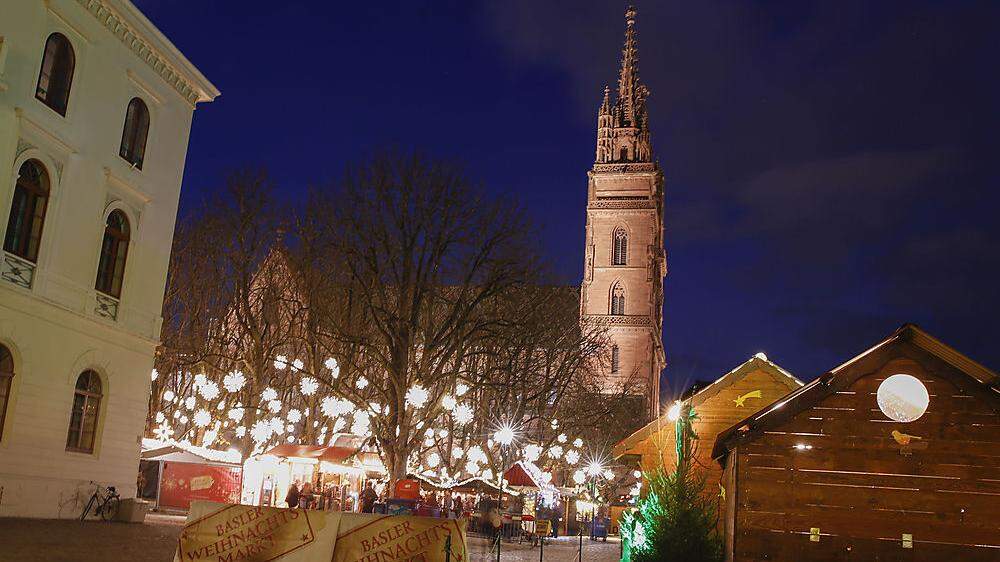 Der Weihnachtsmarkt auf dem Münster Platz ist einer der zentralen Adventmärkte in Basel