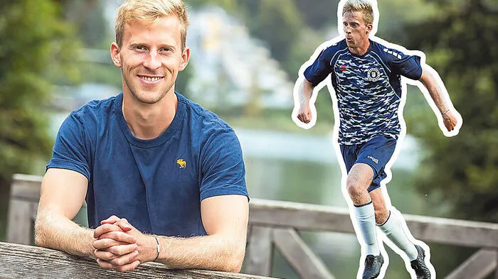 Austria Klagenfurts Christopher Cvetko genießt außerhalb des Fußballplatzes die Zeit am Wörthersee