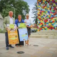 Bürgermeister Josef Ober, Vizebürgermeisterin Sonja Skalnik und Andrea Meyer (v.l.) präsentierten die Feldbacher Spaziergänge