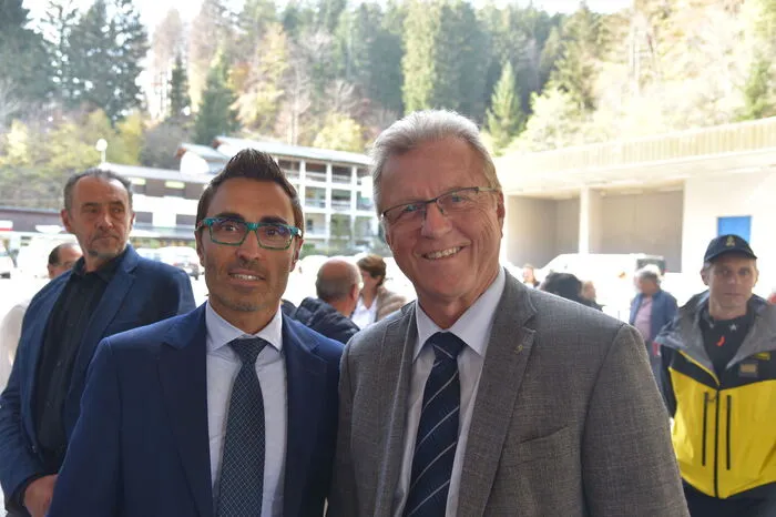 Stefano Mazzolini, Vize-Regionspräsident von Friaul-Julisch Venetien und Reinhard Antolitsch, Bürgermeister von Arnoldstein (von links). 