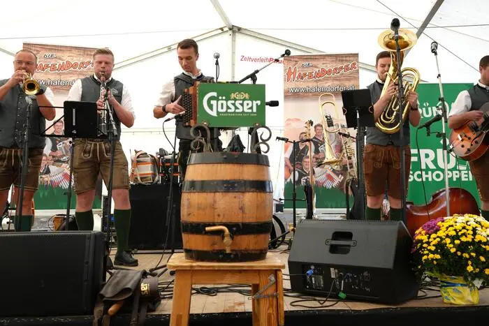 Den musikalischen Auftakt bildete ein Frühschoppenkonzert der Werkskapelle Zeltweg unter Kapellmeister Herbert Bauer. Im Festzelt sorgte die Mürztaler Band „Die Hafendorfer“ für Partystimmung. 