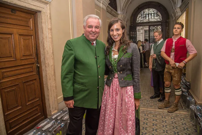 Landeshauptmann Hermann Schützenhöfer und Narzissenprinzessin Julia Pfanzeltner, dahinter Philipp Knefz