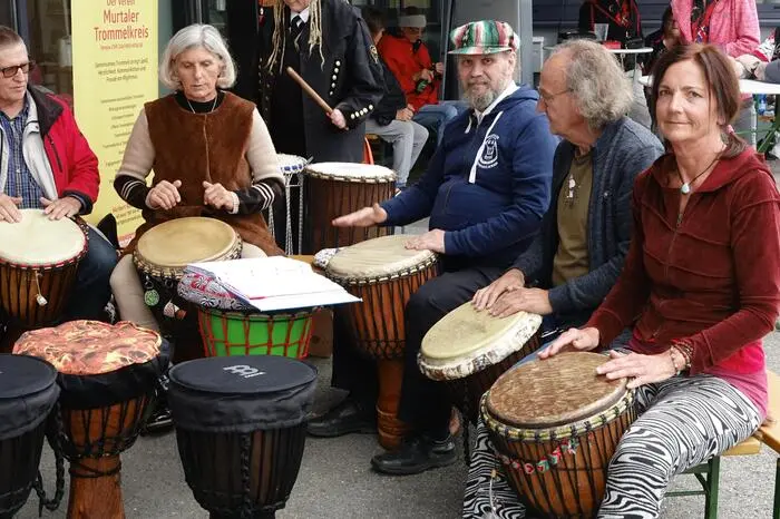Zudem sorgte ein Trommelkreis für rhythmische Klänge, während am Dartsstand die Pfeile flogen.