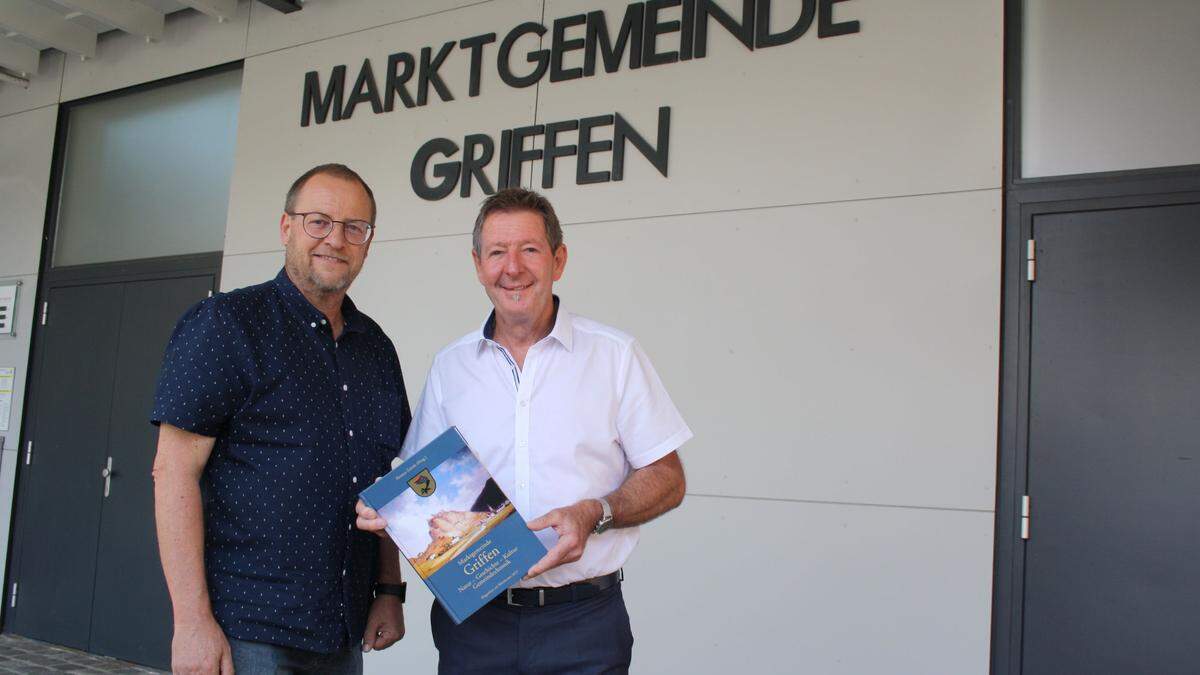 Bürgermeister Josef Müller (rechts) und Amtsleiter Mario Snobe mit der Chronik