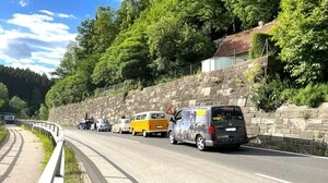 Vier Autos stehen auf einer Straße 