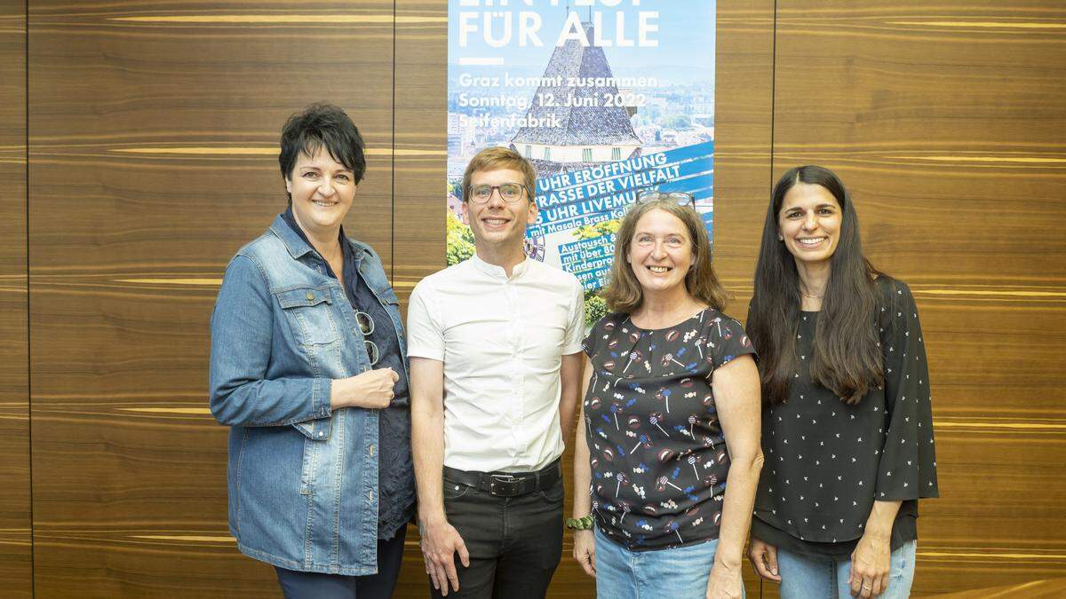 Präsentierten das Programm für &quot;Graz kommt zusammen&quot;: Alexandra Lambrecht (links) und Kavita Sandhu (rechts) vom Geschäftsbereich Integration mit Stadtrat Robert Krotzer und Bürgermeisterin Elke Kahr (KPÖ)