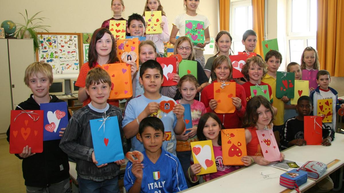 Schülerinnen und Schüler der Volksschule II bastelten Muttertagskarten 