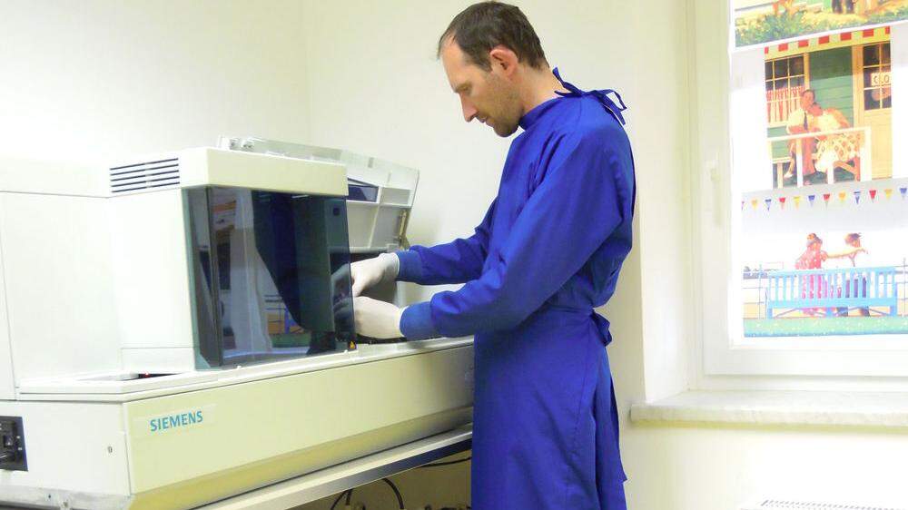 Die Auswertung der Proben erfolgt über das Osttiroler Labor vom Infektiologen Gernot Walder