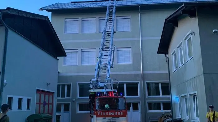 Das Dach der Volksschule Paternion wurde teilweise abgedeckt