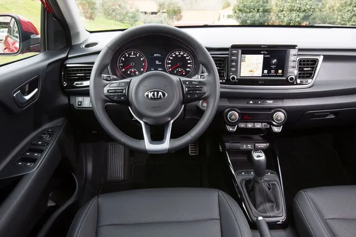 Die Zentralkonsole im Cockpit ist deutlich zum Fahrer geneigt. Gleich ins Auge sticht der 7-Zoll-Touchscreen des neuen Infotainment-Systems (bei Ausführungen mit Navigationssystem). Beim serienmäßigen Audiosystem ist es ein 3,8-Zoll-TFT-Display, je nach Ausführung kommt auch ein 5-Zoll-Touchscreen zum Einsatz. Die weiteren Bedienelemente befinden sich im unteren Teil der Zentralkonsole.