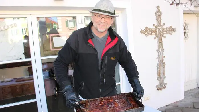 Seit über zehn Jahren zeigt der beliebte Trafikant Thomas Krill aus Ligist zu Bauernsilvester seine soziale Ader. Er bereitet am 30. Dezember schon zeitig in der Früh seinen traditionellen Schweinsbraten am Marktplatz in Ligist im original Kohlenherd vor und ladet alle Gäste ab 12 Uhr mittags zur großen Jause ein.