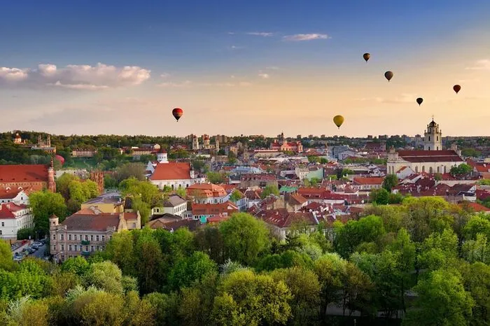 Baltische Staaten: Auf vier Rädern durch das Baltikum. Die Städte Riga, Kaunas und Vilnius sind nur ein Teil der dreiwöchigen Tour durch Litauen, Lettland und Estland. Unterwegs gibt es genügend Zeit, wunderschön gelegene Burgen, Klöster und Gutshäuser zu erkunden. Nicht verpassen sollten die Besucher das Teufelsmuseum in Kaunas mit über 2.000 höllischen Statuen oder den Dzukija National Park, das größte Schutzgebiet Litauens. Im Badeort Jurmala lässt es sich herrlich entspannen, nicht umsonst wird dieser Teil der Rigaer Bucht auch „lettische Riviera“ genannt.