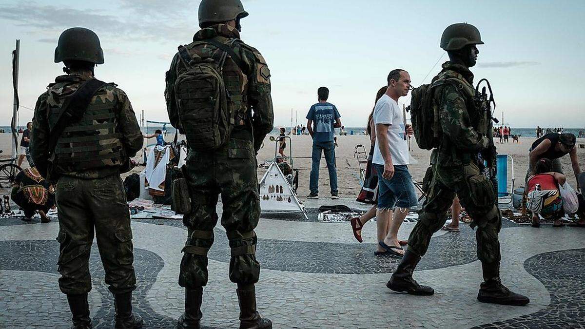 Soldaten schwer bewaffnet in Copacabana