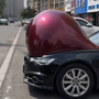 Eine riesige „Beule“ auf der Motorhaube eines Autos