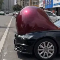 Eine riesige „Beule“ auf der Motorhaube eines Autos