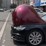 Eine riesige „Beule“ auf der Motorhaube eines Autos
