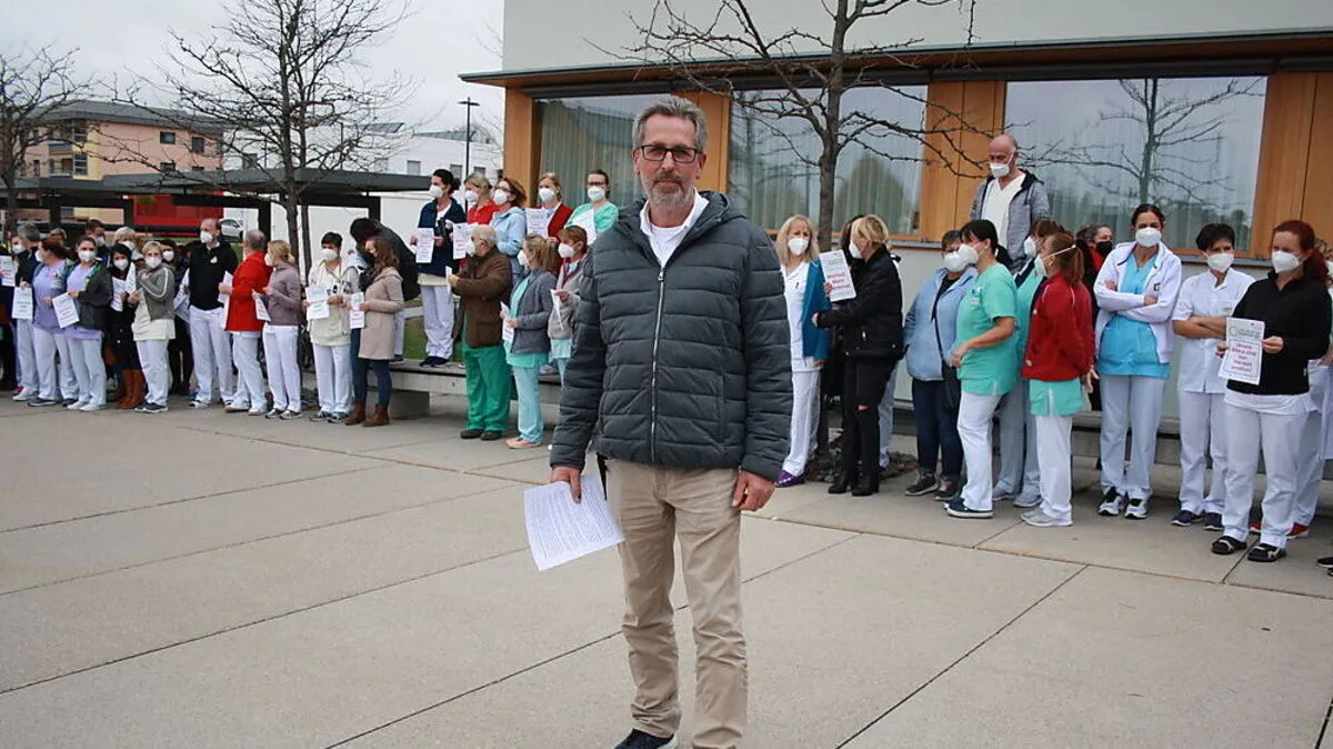 Betriebsratsvorsitzender Karl-Manfred Pichler vor einem Teil der Belegschaft