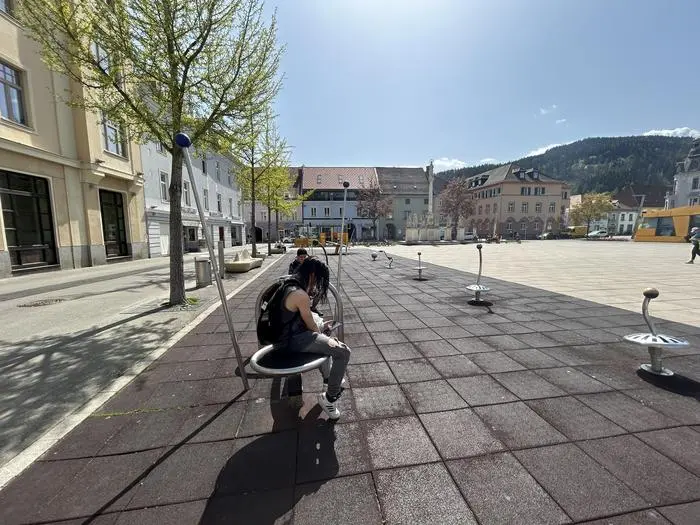 Im Bereich des Spielplatzes soll ein großes Sonnensegel für Schatten sorgen