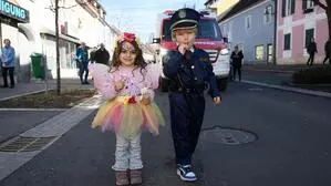 Ein Schmetterling in Begleitung eines pflichtbewussten Nachwuchspolizisten beim Umzug in Wildon