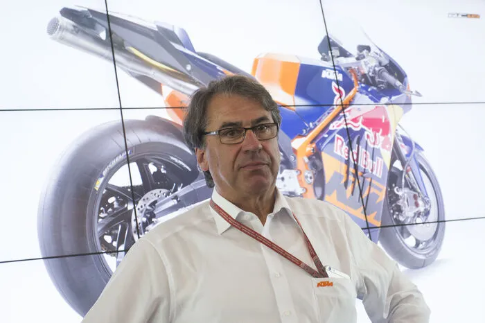 Der Mann ist ein Kraftwerk. Stefan Pierer, Chef von KTM, fährt ein Programm, dass es nur so rauscht. Nun will der Steirer, der das sechste Rekordjahr in Folge schrieb, drittgrößter Motorradhersteller werden. Und in der MotoGP zeigen, wo der Hammer hängt.  