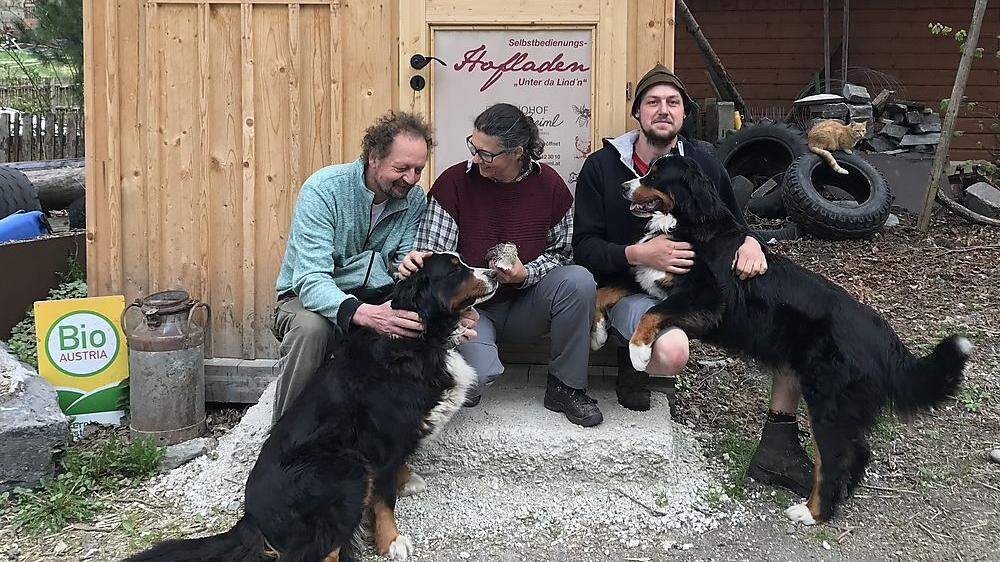 Reinhard Leitner, Gabriela Müller-Hauszer und Gabriel Leitner bewirtschaften den Greimlhof und züchten auch Berner Sennenhunde 