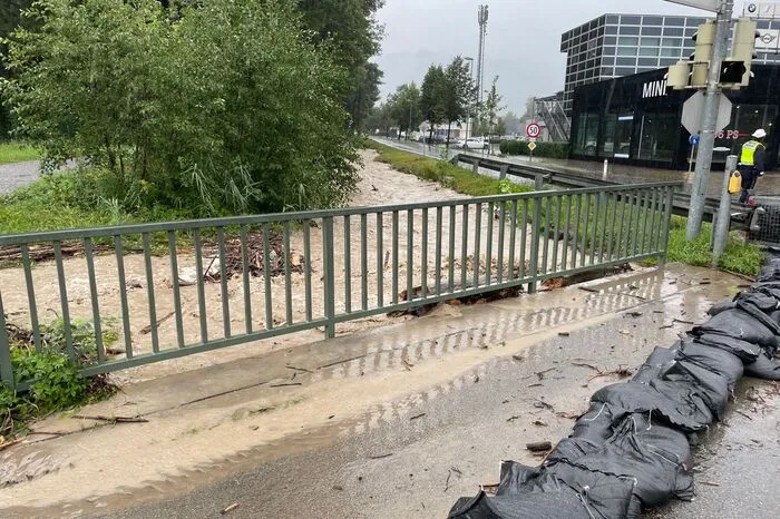Im Sekundentakt wurden Wassereintritte in Gebäude gemeldet, vor allem Keller und Garagen liefen voll.
