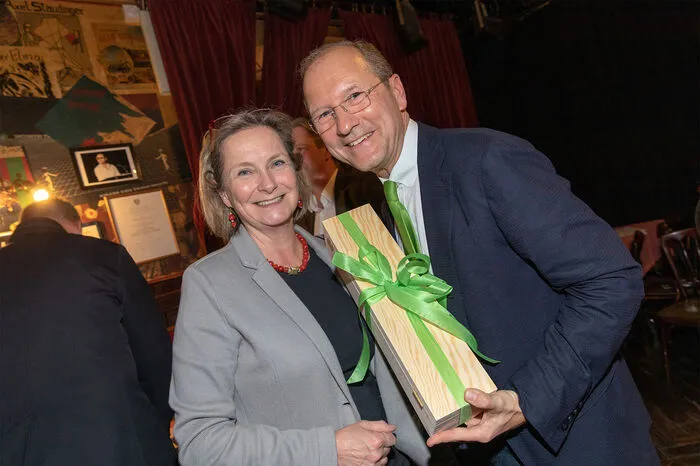 Ein Geschenk gab es auch von Landtagspräsidentin Bettina Vollath. Der Inhalt ist nicht überliefert.