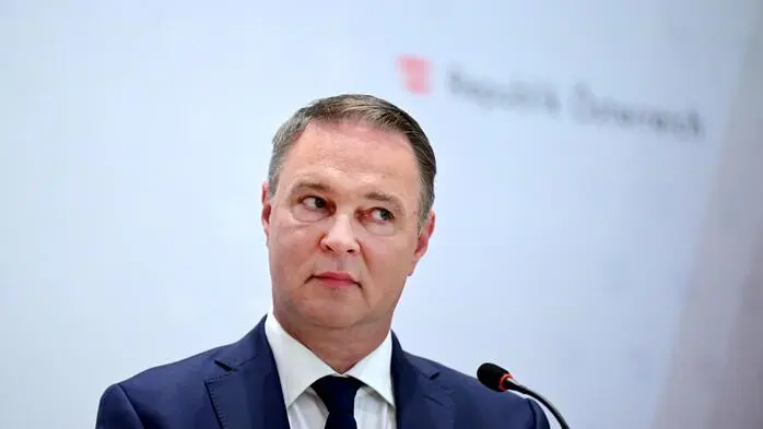 Blickt wohl mit Sorge auf die aktuellen Umfragen: Vizekanzler Andreas Babler (SPÖ) 