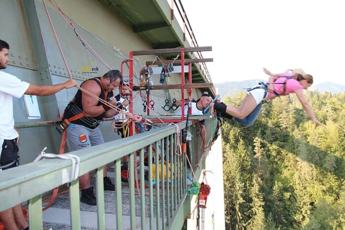 Weil er zwei Bungee-Springerinnen mit seiner Kraft hielt, gab es den einen Doppelweltrekord-Eintrag im Guiness-Buch der Rekorde